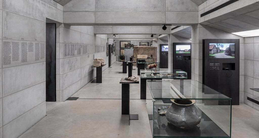 Instalace výstavy Zde se nacházíte v podkroví Arcidiecézního muzea Olomouc