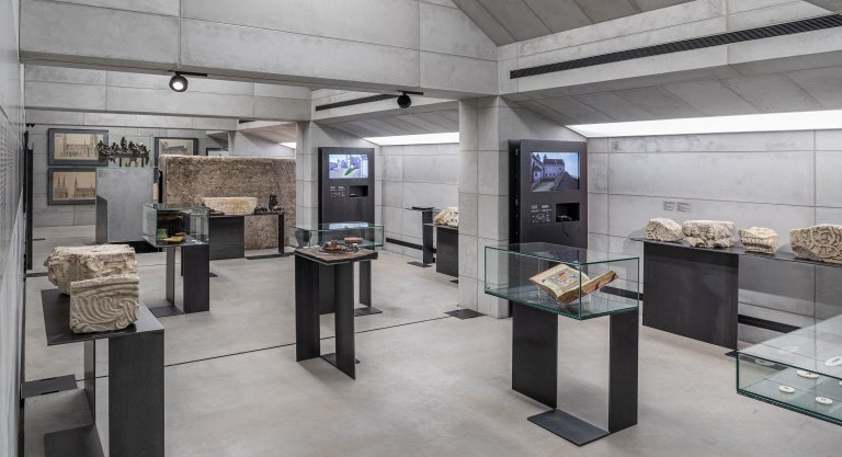 Stálá expozice Zde se nacházíte Instalace výstavy Zde se nacházíte v podkroví Arcidiecézního muzea Olomouc