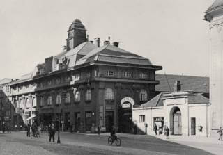 Dnešní budova Muzea moderního umění v roce 1939 – pohled na kino Central Dnešní budova Muzea moderního umění v roce 1939 – pohled na kino Central