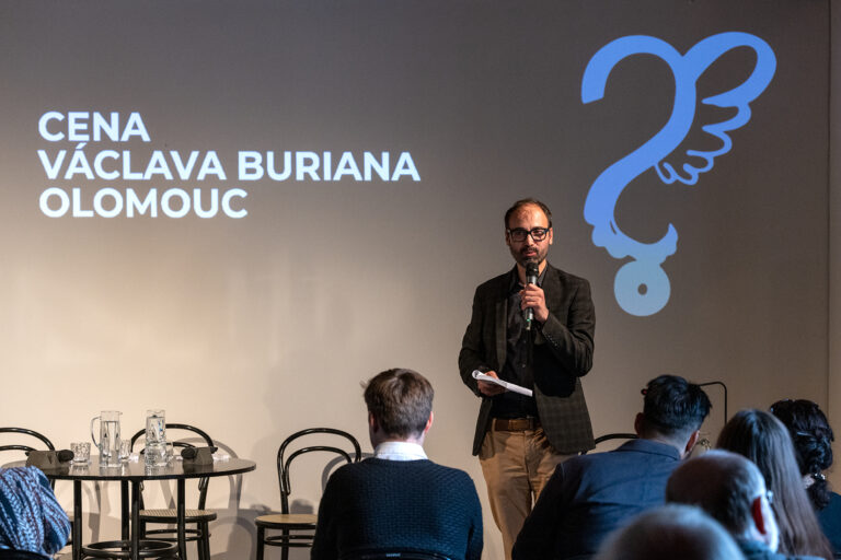 Cena Václava Buriana Předseda Výboru pro Cenu Václava Buriana David Voda uvádí soutěžní část básnického klání v Olomouci.
