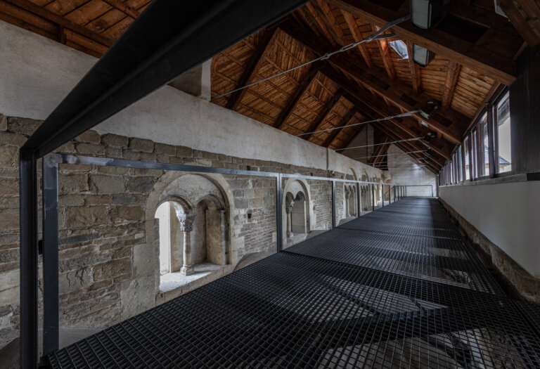 Zdíkův palác, pohled na románská okna Zdíkův palác, pohled na románská okna