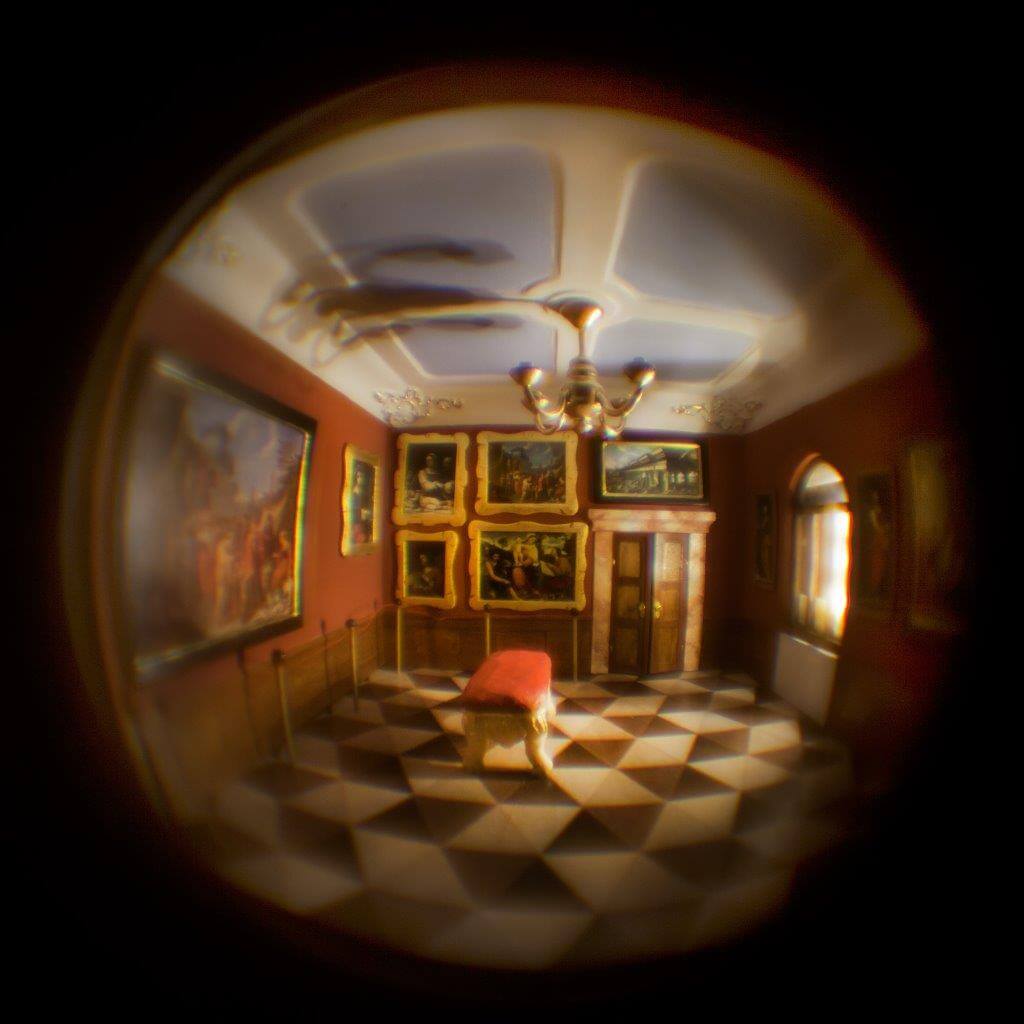 Kukátko - camera obscura - s pohledem do barokního sálu v Obrazárně Arcidiecézního muzea Olomouc
