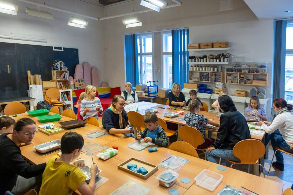 Workshop pro děti Ateliér 6+ v edukační místnosti muzea moderního umění.