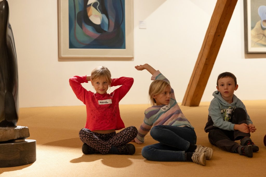 Workshop pro děti Ateliér 6+ ve výstavním sále Mansarda Muzea moderního umění.