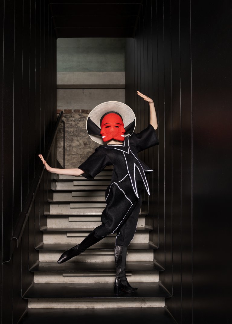 MUO GALA 2024 Modelka v šatech Doroty Długosz vytvořené podle kreseb art brut umělkyně Ireny Bielkowské.