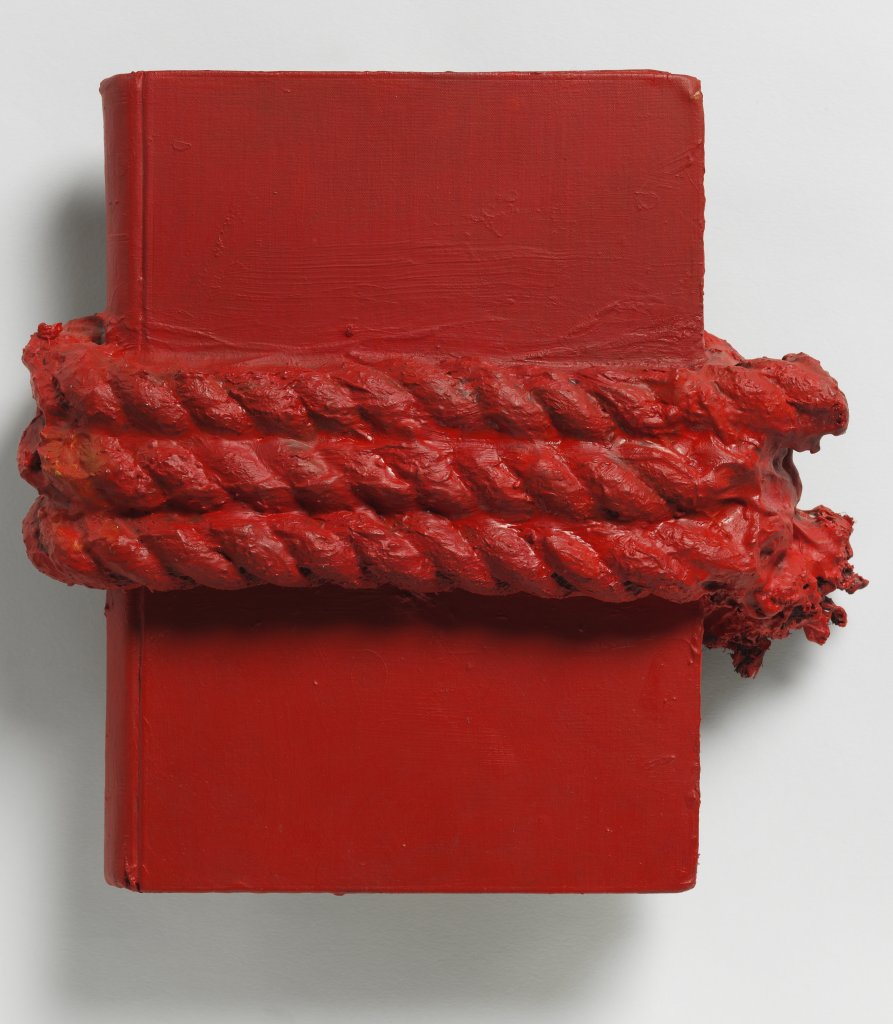 László Lakner: Maova bible, 1988, olej, provaz, knižní objekty, 25 × 30 × 10 cm, Muzeum výtvarného umění, Budapešť