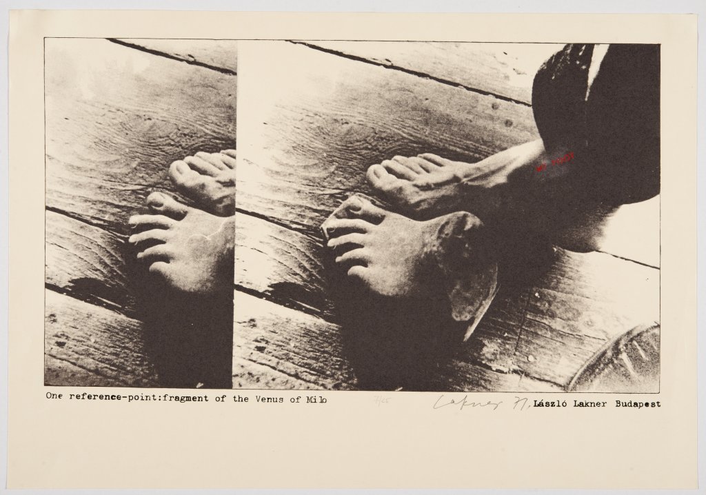László Lakner: Jeden referenční bod: fragment Venuše Mélské), 1971 sítotisk, papír, 320 × 560 mm, Muzeum výtvarného umění – Maďarská národní galerie, Budapešť