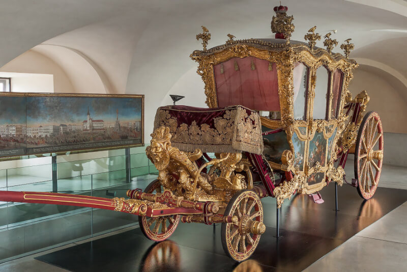 Fotografie kočáru ze stálé expozice Ke slávě a chvále v Arcidiecézním muzeu