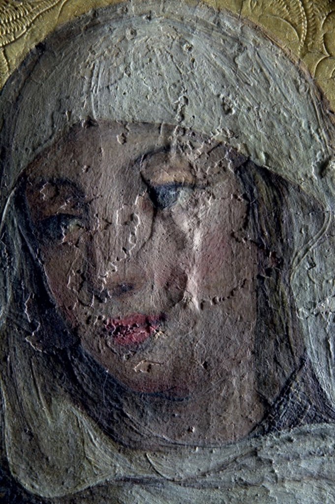 Oltář z Lubiny. Navštívení Panny Marie (detail hlavy, razantní nasvícení). Restaurování v letech 2014 až 2016.