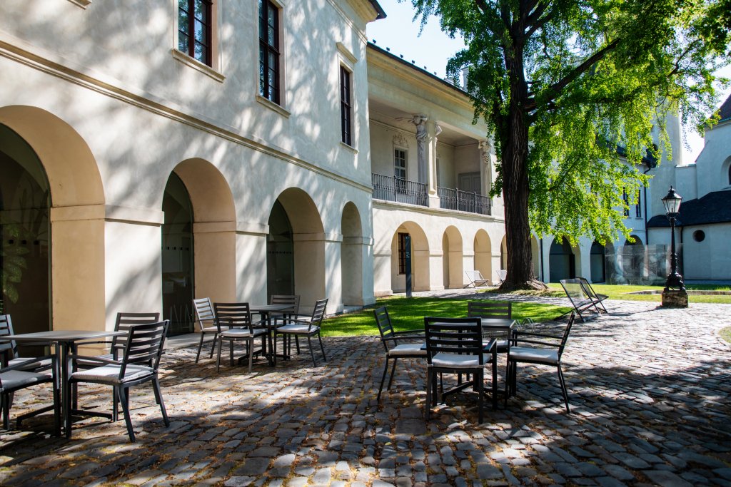 Pohled na Café Amadeus v Arcidiecézním muzeu Olomouc