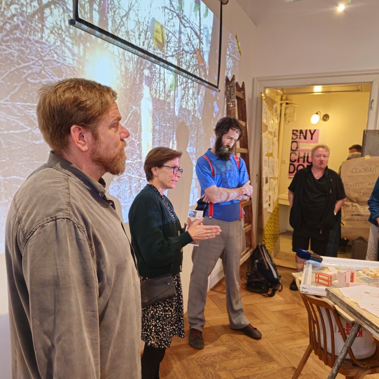 Sny o chudobě Zahájení výstavy studentů architektury Sny o chudobě v Molitorově knihovně v Olomouci, kterou uvádějí kurátorka Muzea umění Martina Mertová a architekti Jan Mléčka (vlevo) s Vojtěchem Jemelkou (v modré košili).