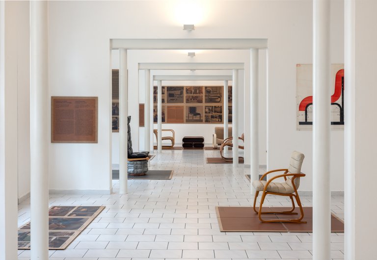 Malá architektura představuje ohýbaný nábytek z Dřevopodniku Holešov. Foto: MUO - Zdeněk Sodoma