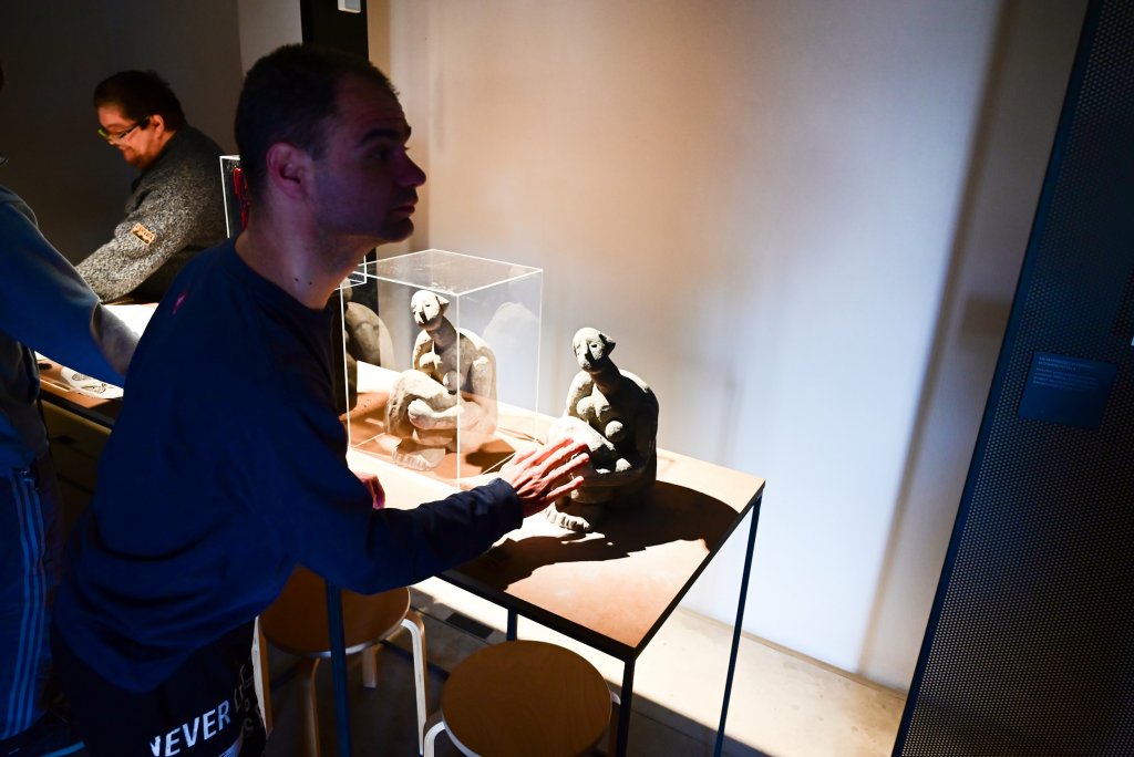 Klienti denního stacionáře DC 90 na výstavě Metamorfózy vyzkoušeli také haptické objekty. Foto: Jiří Přivřel