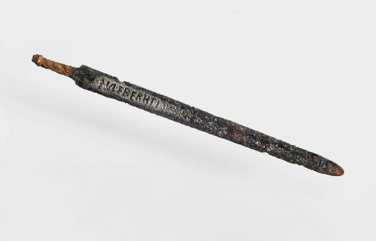 Meč, konec 9. – počátek 10. století. Archeologické centrum Olomouc Meč, konec 9. – počátek 10. století. Archeologické centrum Olomouc
