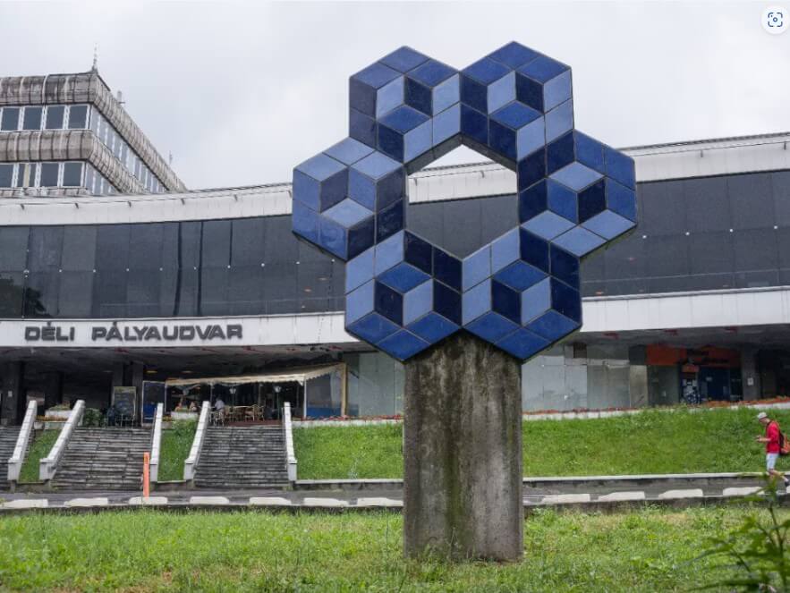 Victor Vasarely, Déli Pályaudvar railway station forecourt, 1986, Budapest, Hungary. Courtesy Wikimedia Commons