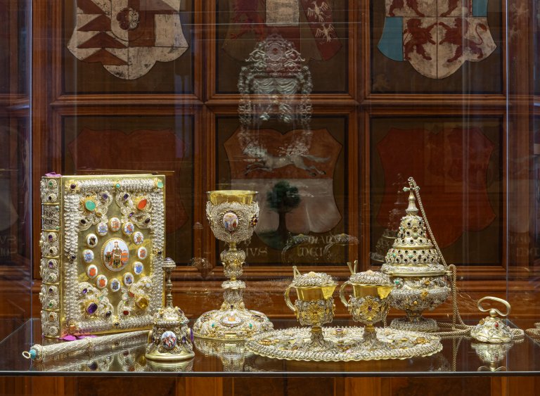 Liturgické předměty kapitulního děkana Roberta Lichnovského z Voštic (1822–1879), které byly zhotovené z pozlaceného stříbra a zdobené filigránem, drahokamy a malovanými smalty. Foto: MUO – Markéta Lehečková Liturgické předměty kapitulního děkana Roberta Lichnovského z Voštic (1822–1879), které byly zhotovené z pozlaceného stříbra a zdobené filigránem, drahokamy a malovanými smalty. Foto: MUO – Markéta Lehečková