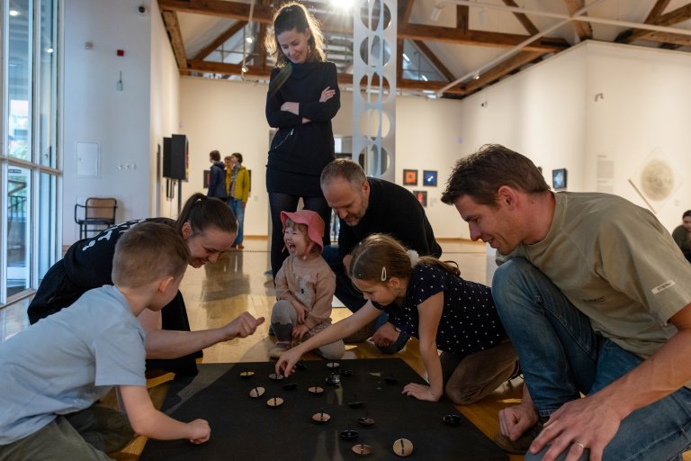 Děti a rodiče mohli při Muzejní noci tvořit přímo ve výstavě průkopníka pop artu a kinetického umění Milana Dobeše. Foto: MUO – Tereza Hrubá Děti a rodiče mohli při Muzejní noci tvořit přímo ve výstavě průkopníka pop artu a kinetického umění Milana Dobeše. Foto: MUO – Tereza Hrubá