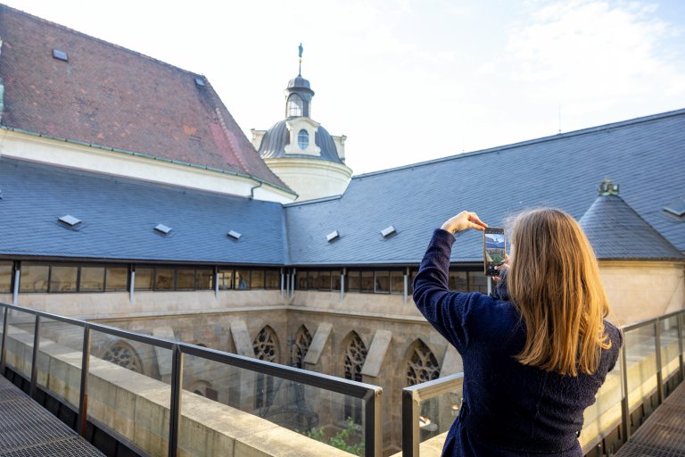 Pohled do Rajského dvora ve Zdíkově paláci s výhledem na barokní (původně gotickou) věž v Arcidiecézním muzeu. Foto: MUO - Tereza Hrubá Pohled do Rajského dvora ve Zdíkově paláci s výhledem na barokní (původně gotickou) věž v Arcidiecézním muzeu. Foto: MUO - Tereza Hrubá