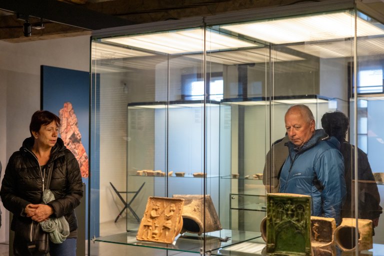 Návštěvníci si při Muzejní noci nenechali ujít novou výstavu v Arcidiecézním muzeu Město na třech pahorcích, kde jsou největší archeologické objevy učiněné v Olomouci od 19. století do dneška. Foto: MUO - Tereza Hrubá Návštěvníci si při Muzejní noci nenechali ujít novou výstavu v Arcidiecézním muzeu Město na třech pahorcích, kde jsou největší archeologické objevy učiněné v Olomouci od 19. století do dneška. Foto: MUO - Tereza Hrubá
