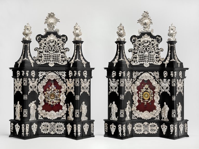 Dvojice relikviářů sv. Jana Nepomuckého a sv. Kristýna, Olomouc, počátek 40. let 18. století; reliéfy ctností a část ornamentální výzdoby: Matthias Wallbaum – dílna, kolem 1600, Římskokatolická farnost sv. Václava v Olomouci Dvojice relikviářů sv. Jana Nepomuckého a sv. Kristýna, Olomouc, počátek 40. let 18. století; reliéfy ctností a část ornamentální výzdoby: Matthias Wallbaum – dílna, kolem 1600, Římskokatolická farnost sv. Václava v Olomouci
