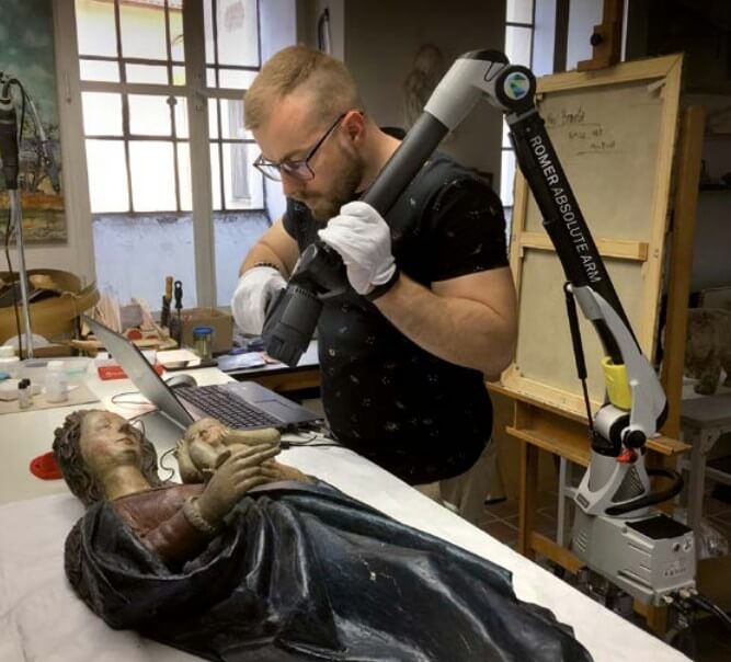 Bezkontaktní snímání povrchu sochy mobilním 3D skenerem v rámci projektu Arteca.