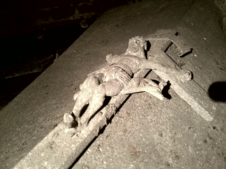 Detail víka cínové rakve nalezené při průzkumu podzemí katedrály sv. Václava v Olomouci. Zdroj: Naše historie, MUO Detail víka cínové rakve nalezené při průzkumu podzemí katedrály sv. Václava v Olomouci. Zdroj: Naše historie, MUO