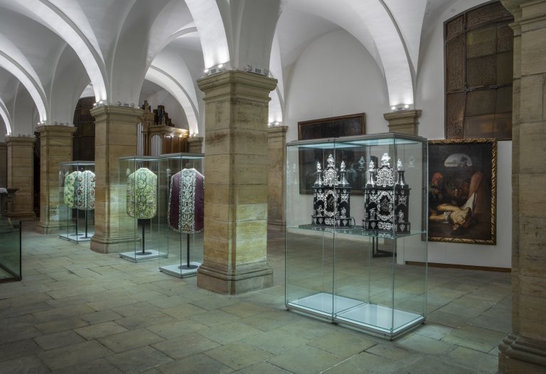 Pohled do výstavy "Ke cti a slávě Boha nejlepšího a největšího" v kryptě katedrály sv. Václava v Olomouci. Pohled do výstavy "Ke cti a slávě Boha nejlepšího a největšího" v kryptě katedrály sv. Václava v Olomouci.