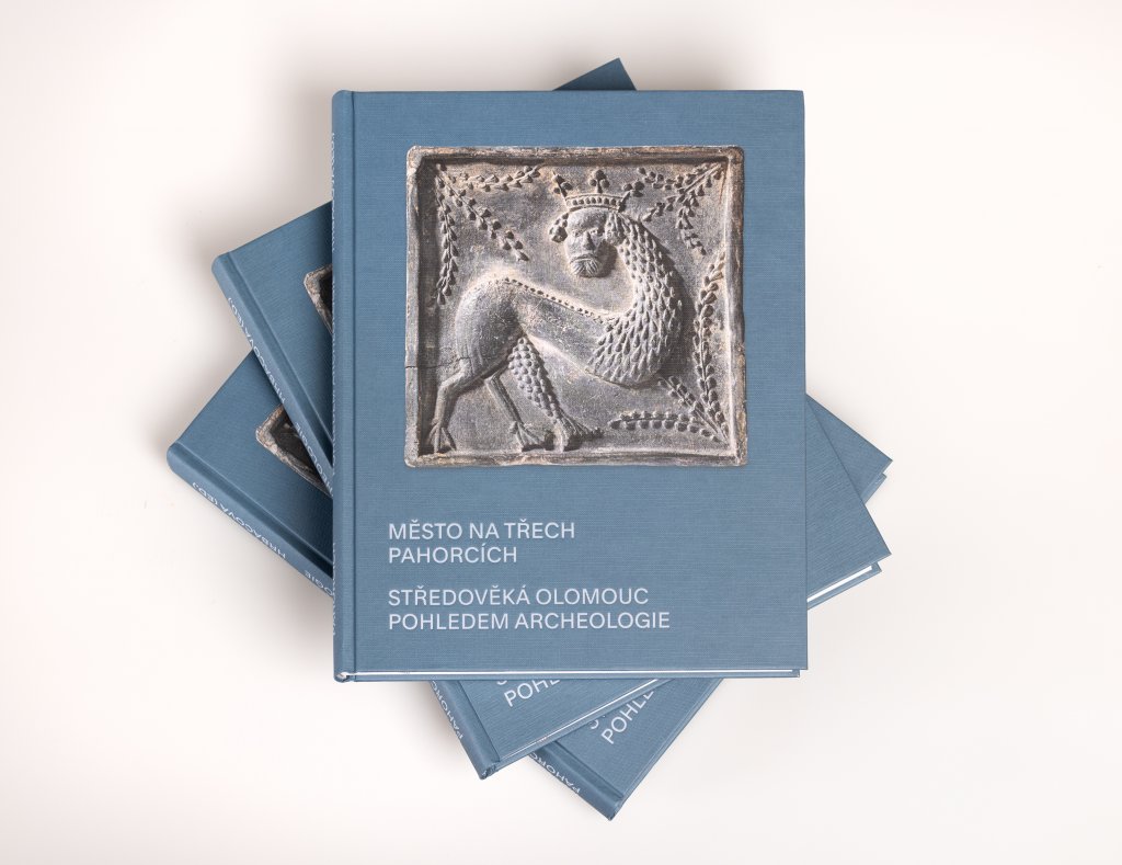 Publikace Město na třech pahorcích. Středověká Olomouc pohledem archeologie.