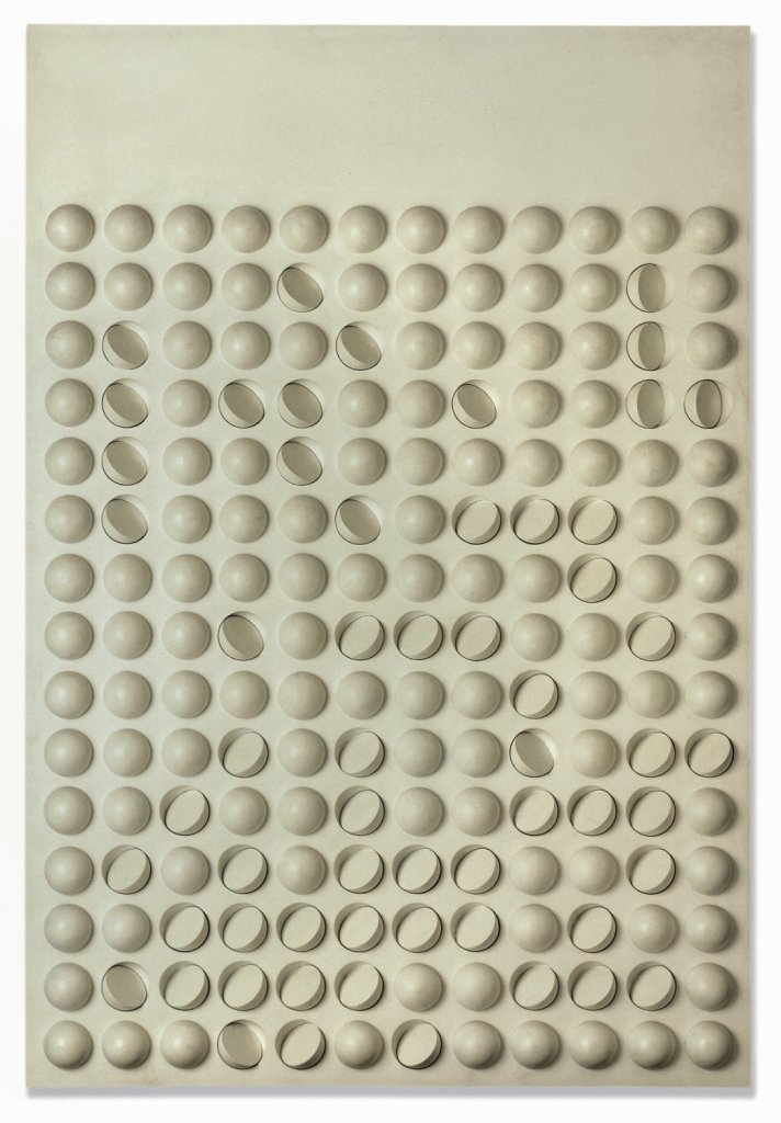 Hugo Demartini, Reliéf, 1964, bílá pryskyřice; 120×82×6.5 cm, Muzeum umění Olomouc