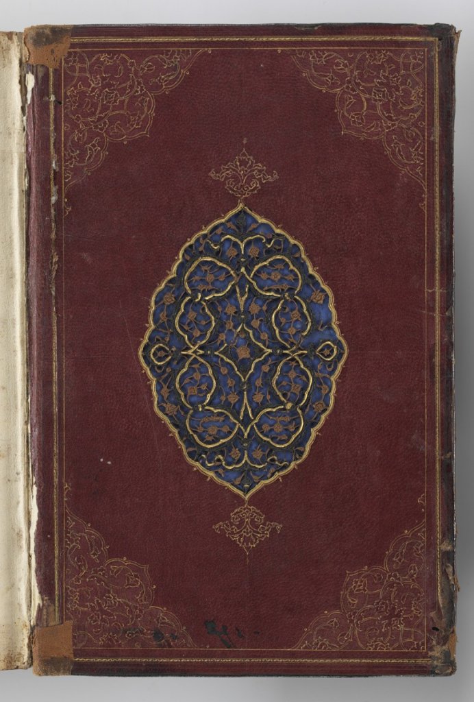 al-Qurán (Korán), Osmanská říše (Turecko), 2. polovina 16. – počátek 17. století (?). Lesklý papír, 250×160 mm, Arcibiskupství olomoucké – Arcidiecézní muzeum Kroměříž
