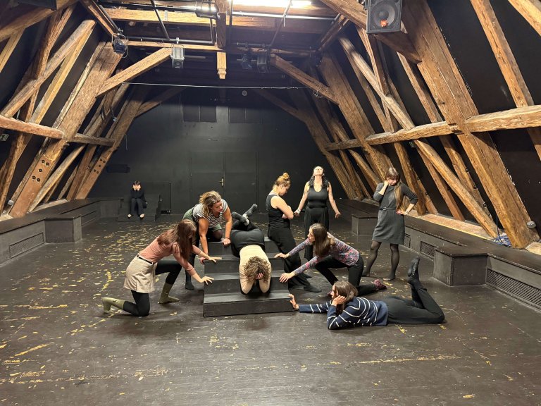 FOMO. Veřejná performance terapeutického divadla 5. ročníku dramaterapie UP v Olomouci.