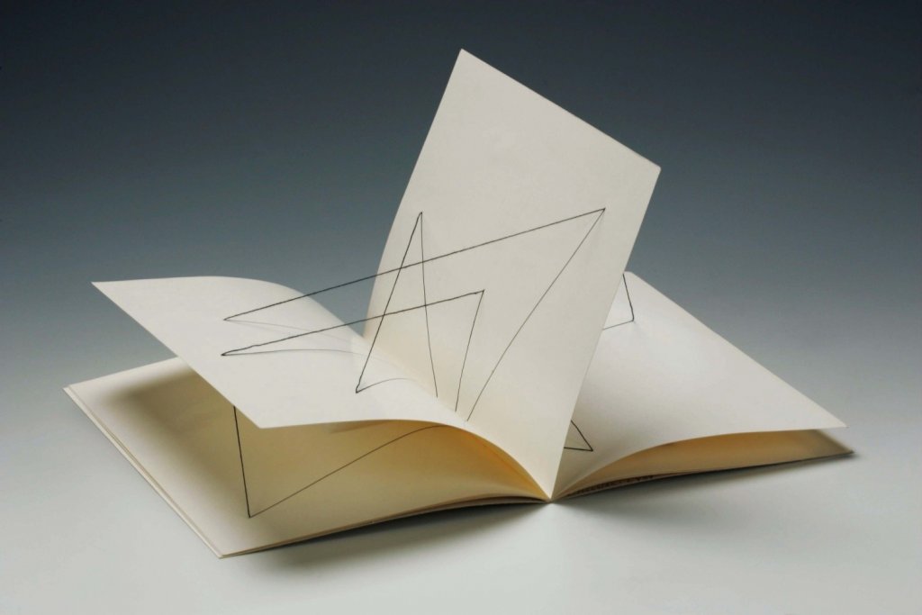 Vladimír Havlík, Černá prostorová kresba, 1984, autorská kniha, papír, černé nitě, brožura; 210×150 mm, unikátní exemplář. Muzeum umění Olomouc