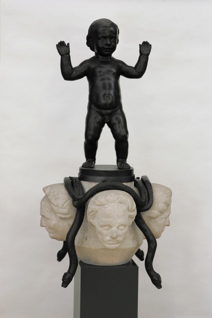Anton Hanak, Dítě nad všedním dnem, fragment fontány ze zahrady vily Primavesi v Olomouci, 1910–1912, mramor, bronz, železo; výška 150 cm, značeno: AN HANAK 1912 / ANTON HANAK 1912. Muzeum umění Olomouc