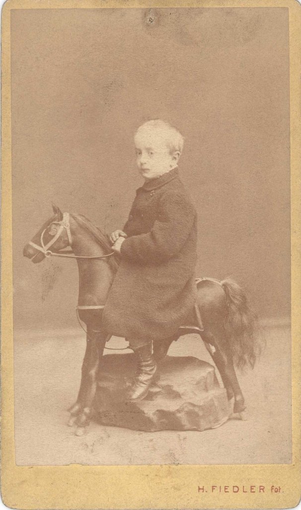 Hynek Fiedler, Portrét jednoho z dětí Hynka Fiedlera, (1865−1870), černobílá vizitková fotografie, karton, 104×61 mm