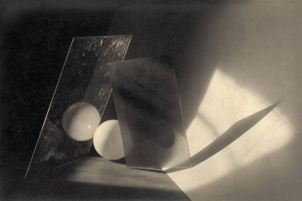 Jaromír Funke, Kompozice – Sklo a koule (Zátiší s míčkem), 1923, černobílá fotografie; 143×216 mm, Muzeum umění Olomouc