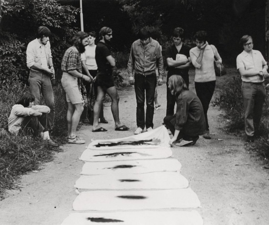 Miloslav Sonny Halas, Barevná stopa gravitace, 1971, záznam akce, černobílá fotografie, 597x504 mm, neznačeno, získáno v roce 2003 od autora