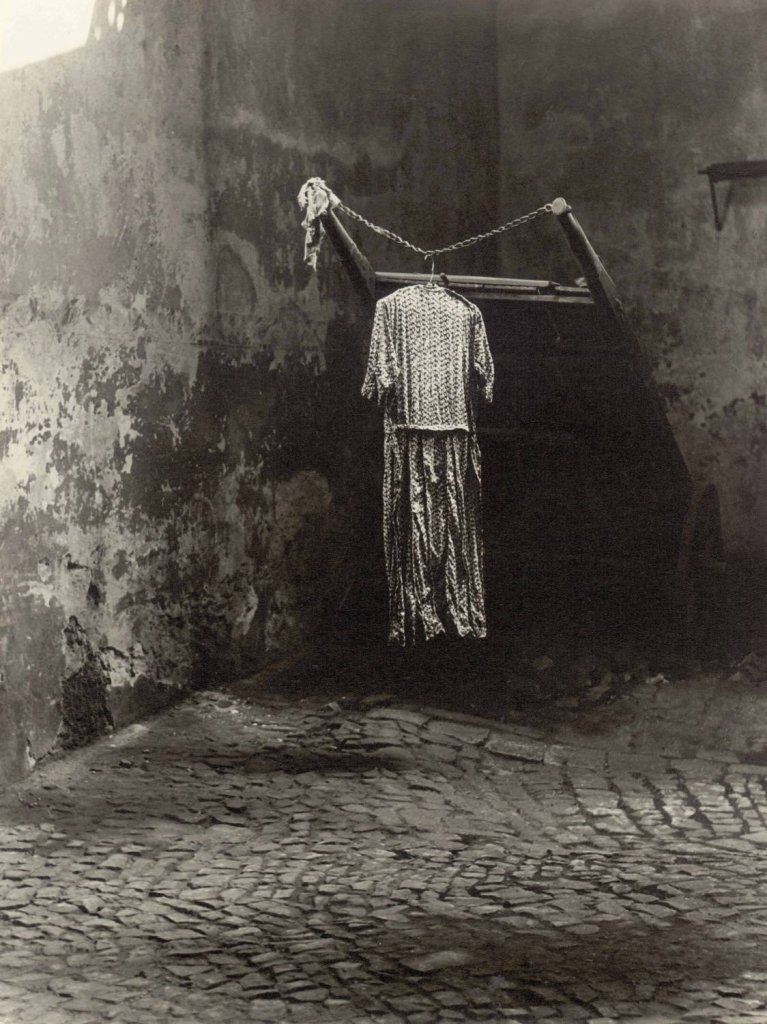 Miroslav Hák, Ve dvoře, 1943, černobílá fotografie; získáno 2007. Muzeum umění Olomouc