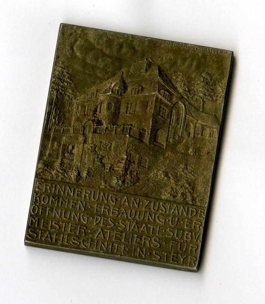 Hans Gerstmayr, Plaketa k otevření atelieru pro řezbu v oceli (revers), před 1914, ocel, 50×40 mm, Muzeum umění Olomouc