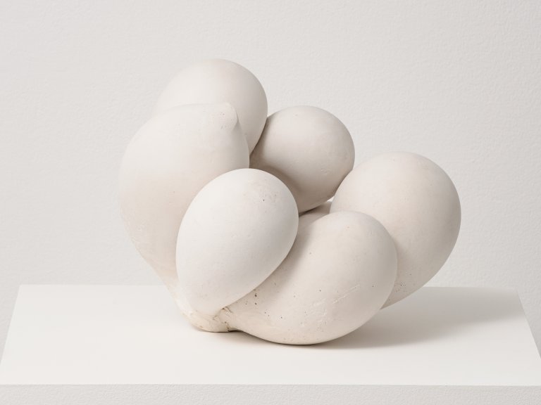 Maria Bartuszová, Bez názvu, 1970, sádra, 23 x 27 x 24 cm. Sbírka rodiny Marie Bartuszové s laskavým svolením Alison Jacques, Londýn. Fotografie: Michael Brzezinski