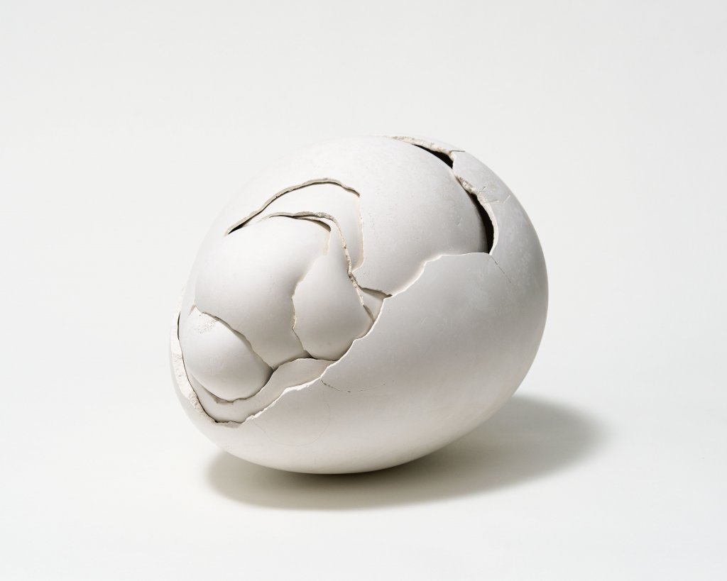 Maria Bartuszová, Nekonečné vejce, 1985, sádra, 30,8 x 40 x 30,5 cm. S laskavým svolením pozůstalosti Marie Bartuszové, Košice, a Alison Jacques © Archiv Marie Bartuszové, Košice. Foto: Michael Brzezinski