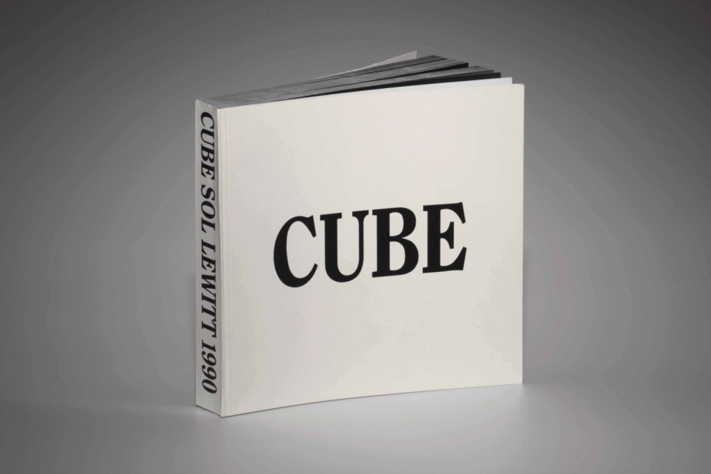 Sol LeWitt, Cube, 1990, autorská kniha, papír, černobílá fotografie, lepená vazba; 178×178×25 mm. Získáno 2003 Muzeum umění Olomouc