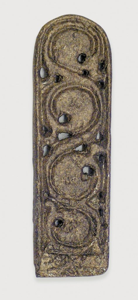 Jazykovité nákončí, 8. století (starohradištní období), bronz; 20×65×3 mm. Původem z Olomouce - Povlu, Národní památkový ústav, územní odborné pracoviště v Olomouci, zapůjčeno do stálé expozice Arcidiecézního muzea Olomouc