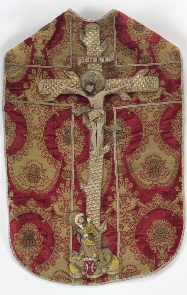 Kasule s reliéfní výšivkou Ukřižování, Morava, 1490–1500, barokní úpravy,115×76.5 cm, Muzeum Komenského v Přerově, zapůjčeno do stálé expozice Arcidiecézního muzea Olomouc