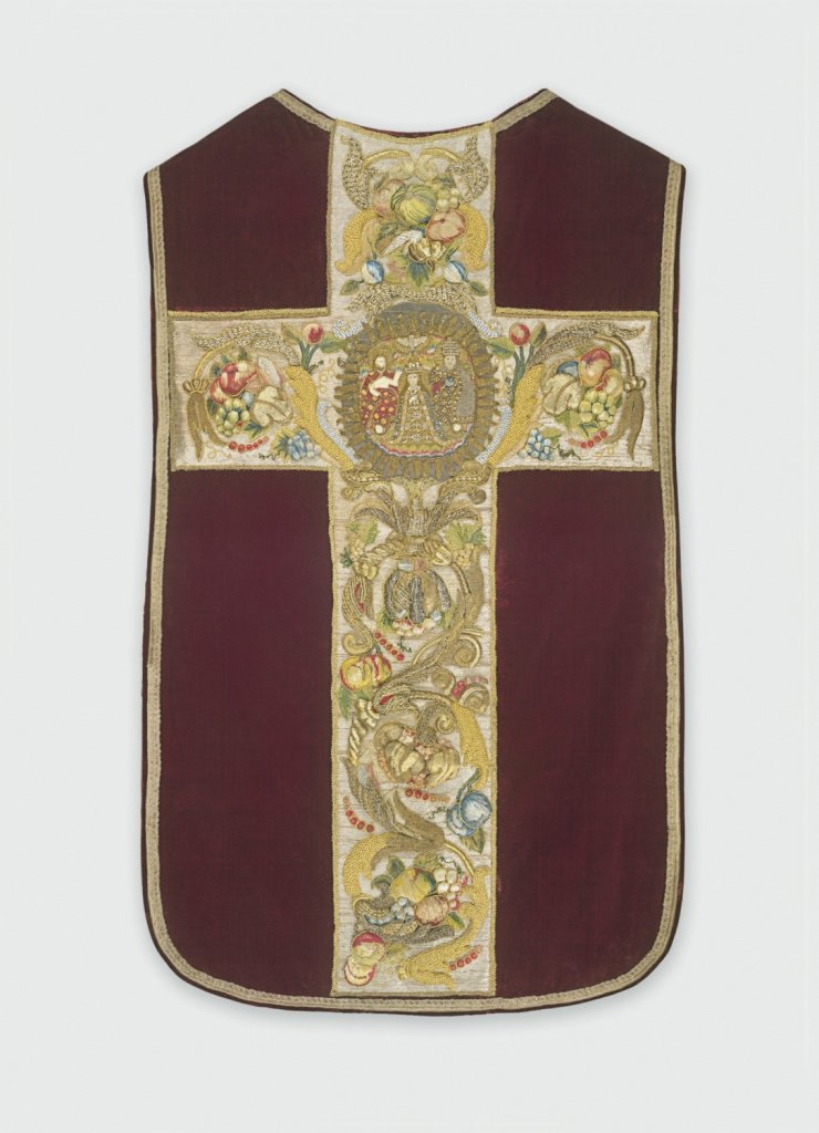 Kasule s výšivkou Korunování P. Marie, jižní Německo (?), 2. polovina 16. století (Korunování P. Marie), Morava, přelom 16. a 17. století (ornamentální výšivka), 1. třetina 20. století (kasule), hedvábný samet, dracounová porta, výšivka hedvábnými a dracounovými nitěmi, měděné layery, říční perly, české granáty, email; 105×60.5 cm, Římskokatolická farnost Bouzov, zapůjčeno do stálé expozice Arcidiecézního muzea Olomouc