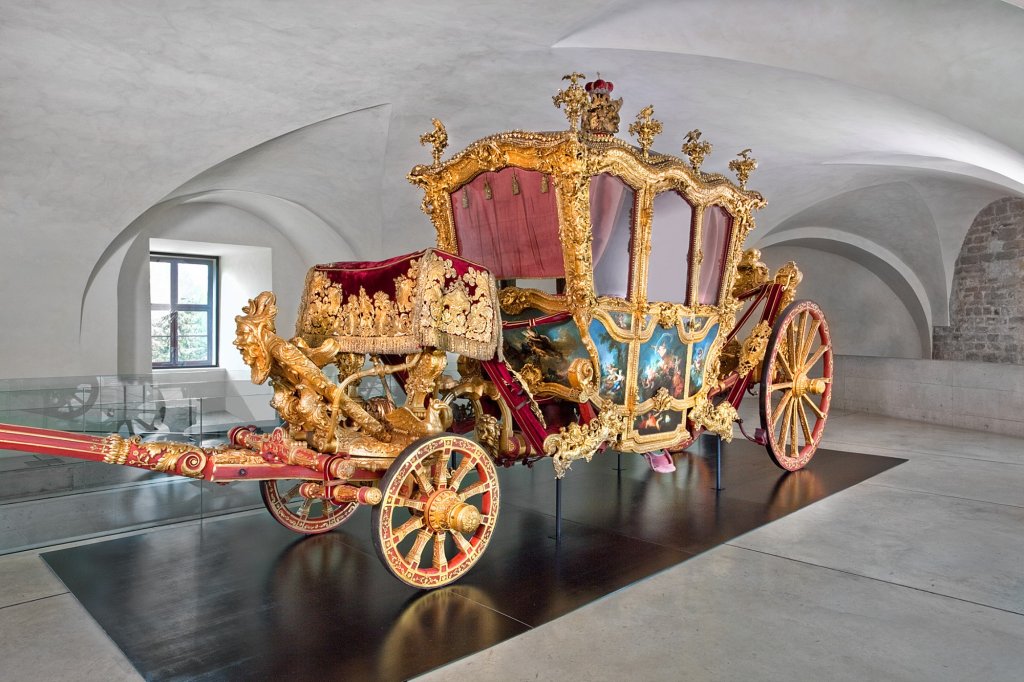 Kočár biskupa Ferdinanda Julia Troyera z Troyersteinu, první čtvrtina 18. století, celkové rozměry: 320×210×630 cm, Arcibiskupství olomoucké, zapůjčeno do stálé expozice Arcidiecézního muzea Olomouc
