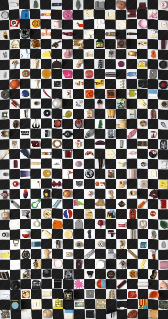 Otis Laubert, Komentáre ku komerčnému textilu (z cyklu Tapisérie), 1988, asambláž, kombinovaná technika, lepenka; 127×67×7 cm. Získáno 2007, Muzeum umění Olomouc