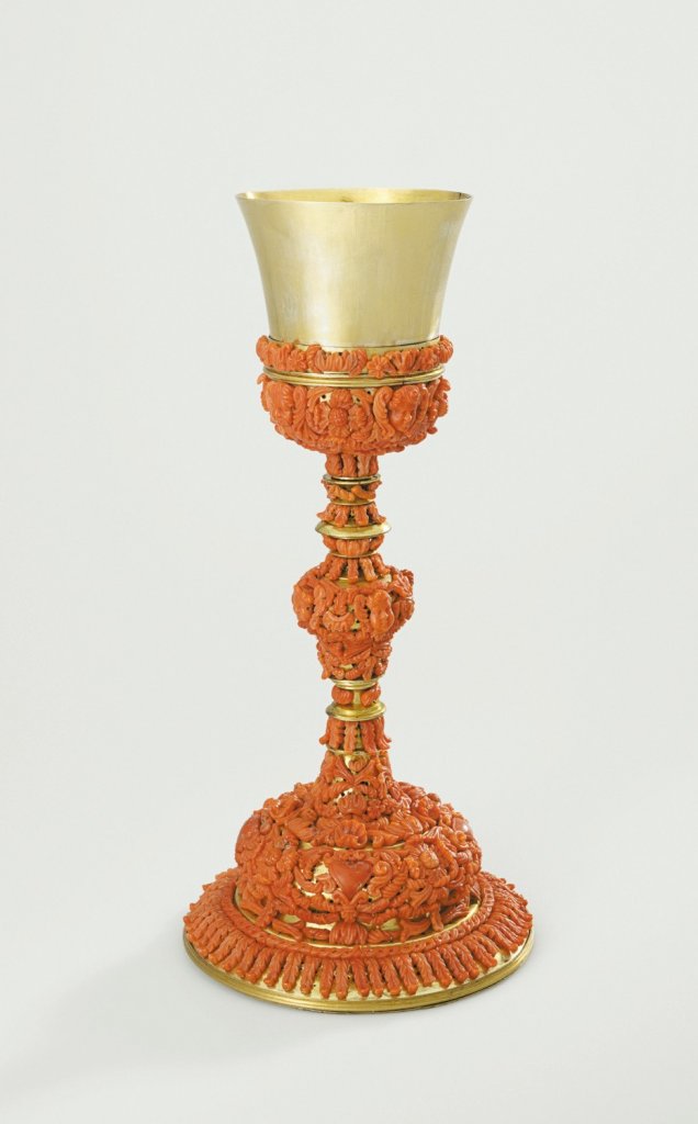 Korálový kalich, Trapani (Sicílie), 1600–1650, zlacená měď, červený korál; výška 28 cm, průměr nohy 13.3 cm, Římskokatolická farnost sv. Václava v Olomouci, zapůjčeno do stálé expozice Arcidiecézního muzea Olomouc
