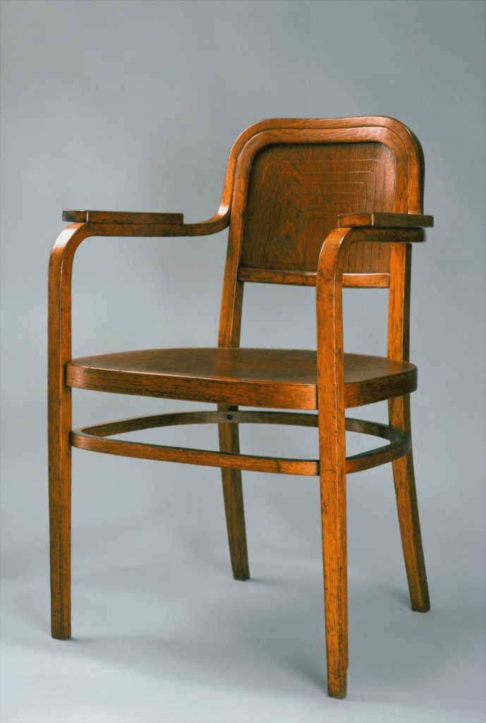 Jan Kotěra, Křeslo (z Národního domu v Prostějově), 1905–1906, Gebrüder Thonet (kat. č. 1402), ohýbané dubové dřevo; v. 86 cm, š. 57,5 cm, h. 48 cm, zn.: ražená značka THONET, mosazný štítek Bratří Thonetové, Brno. Získáno 2003, oprava, konzervační ošetření 2003 (Pavel Novák), Muzeum umění Olomouc