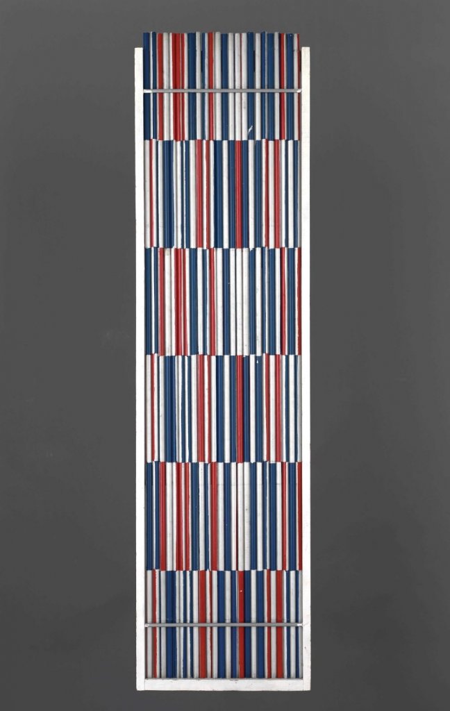 Radoslav Kratina, Duralové trubky s červenou a modrou (variabilní objekt), 1967, objekt, nitroemail, dřevo, dural; 122,5 x 32 cm. Získáno 2008, Muzeum umění Olomouc