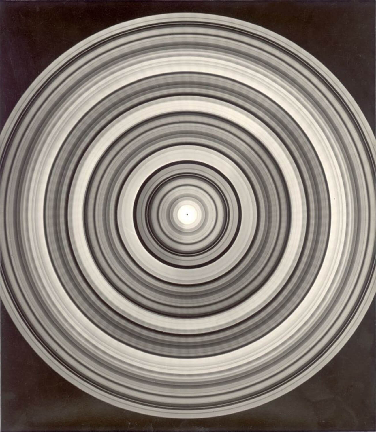 Běla Kolářová, Šedý fonograf, 1962, černobílá fotografie; 265×230 mm, Muzeum umění Olomouc
